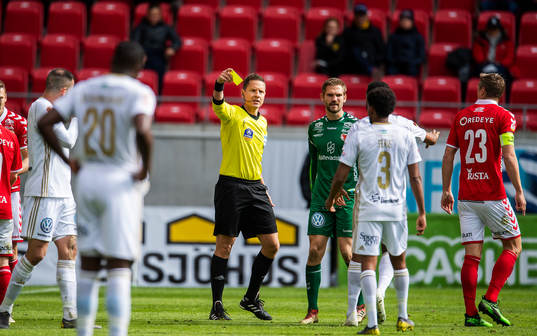 Domaren Martin Strömbergsson varnar Kalmars Viktor Elm och