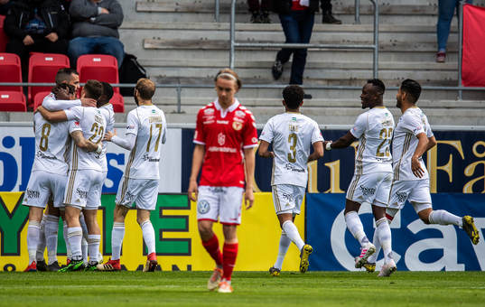 Östersunds Dino Islamovic jublar med lagkamrater
