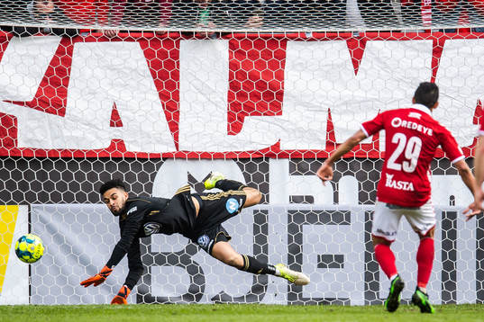 Östersunds målvakt Sixten Mohlin räddar straff från