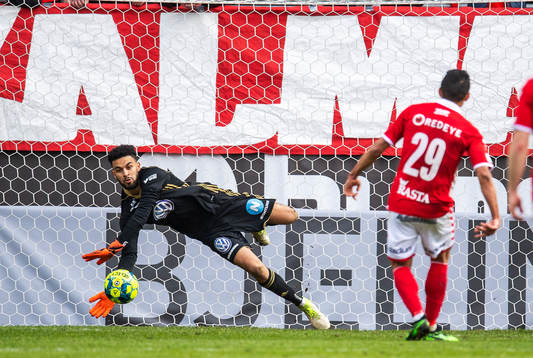 Östersunds målvakt Sixten Mohlin räddar Kalmars Romário
