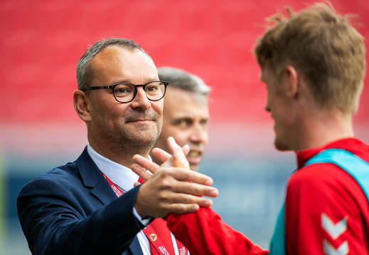 Kalmars klubbchef Mattias Rosenlund hälsar på Rasmus Elm