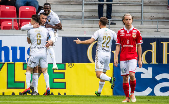 Östersunds Dino Islamovic jublar med lagkamrater
