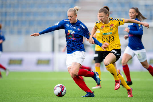 Marie Markussen of Vålerenga and Synne Hansen of LSK
