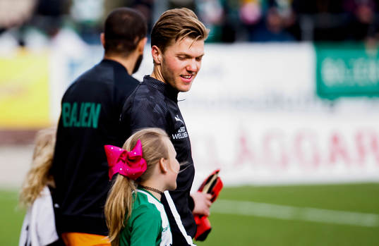Örebros Martin Broberg på väg ut till fotbollsmatchen i