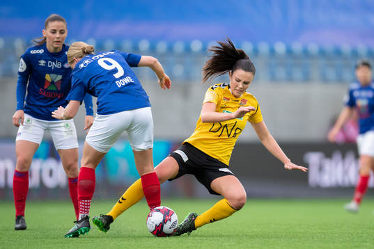 Natasha Dowie of Vålerenga and Ingrid Engen of LSK Kvinner