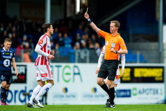 Kristoffer Hagenes, referee, gived Simen Søraunet Wangberg