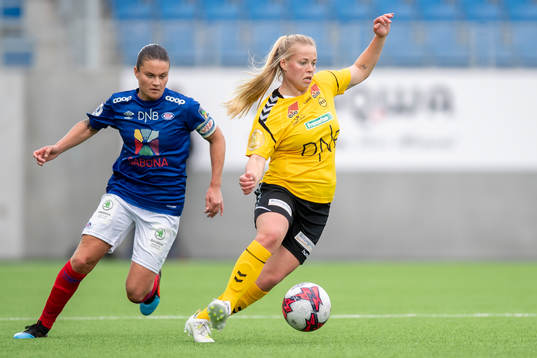 Sherida Spitse of Vålerenga and Therese Åsland of LSK
