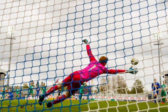Goalkeeper Renze Jagger Fij of Nest-Sotra