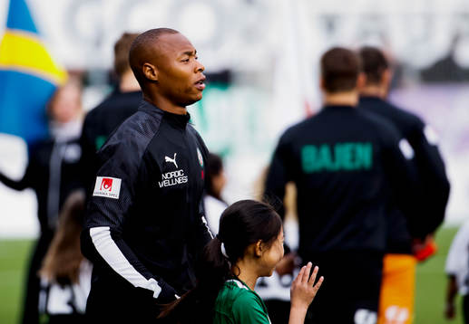 Örebros Carlos Strandberg på väg ut till fotbollsmatchen