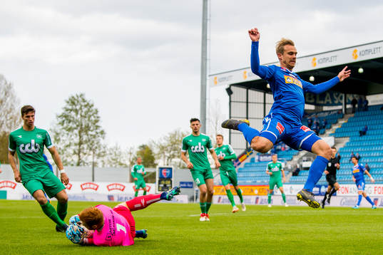 Goalkeeper Renze Jagger Fij of Nest-Sotra and Pontus