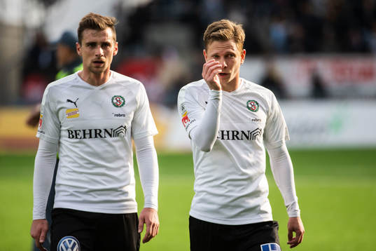 Örebros Filip Rogic och Johan Bertilsson deppar