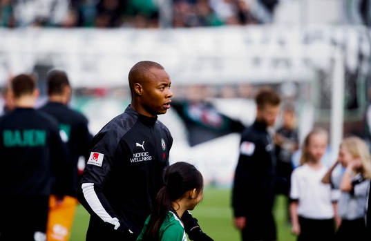 Örebros Carlos Strandberg på väg ut till fotbollsmatchen