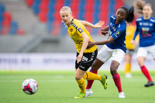 Anja Sønstevold of LSK Kvinner and Ajara Njoya of