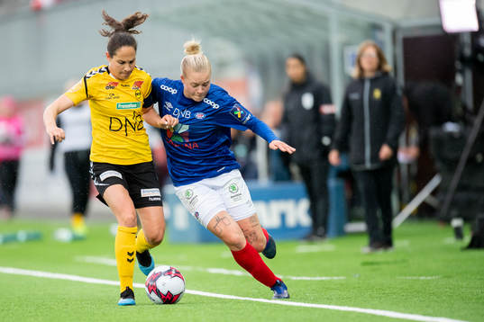 Ingrid Wold of LSK Kvinner and Marie Markussen of Vålerenga