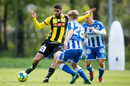 Häckens Aiham Ousou mot IFK Göteborgs Edvin Dahlqvist och