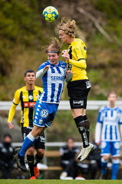 Häckens Gustav Berggren vinner en nickduell mot IFK