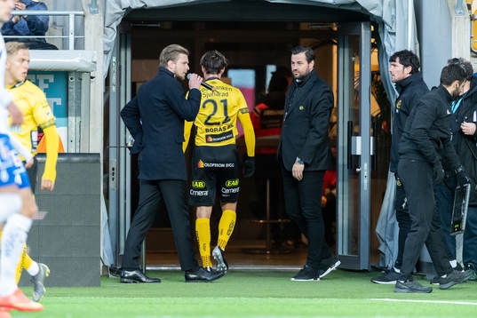 Elfsborgs Jonathan Levi lämnar arenan skadad