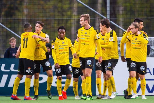 Frejs José Vitor dos Santos Silva jublar med lagkamrater