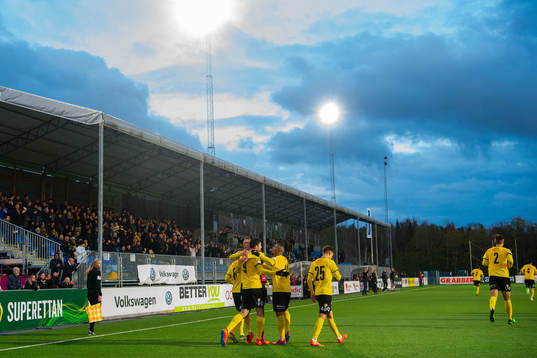 Frejs Luca Gerbino Polo jublar med lagkamrater