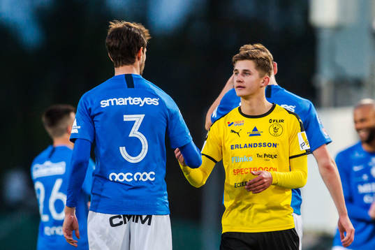 Frejs Leo Bengtsson tackar av Trelleborgs Sebastian Ohlsson