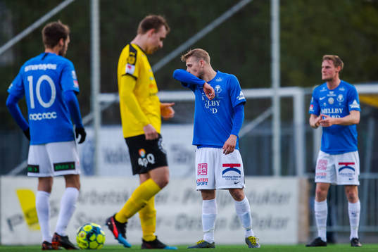 Frejs Melvin Fritzhell deppar med lagkamrater