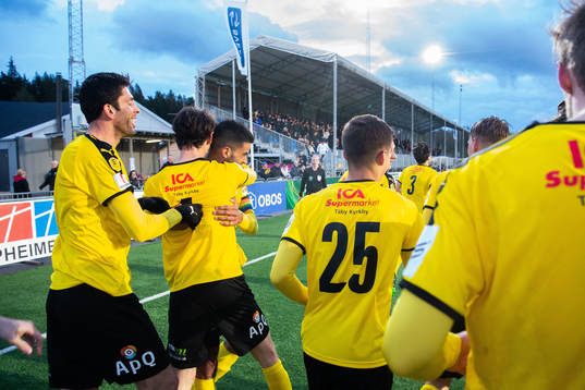 Frejs Luca Gerbino Polo jublar med lagkamrater