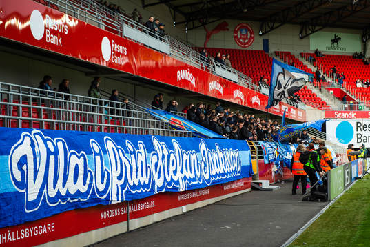 Djurgårdens supportrar med en banderoll för att hedra en