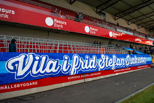 Djurgårdens supportrar med en banderoll för att hedra en