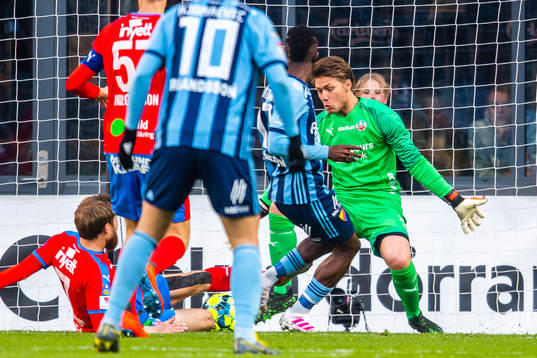 Djurgårdens Mohamed Buya Turay gör 0-1 bakom Helsingborgs