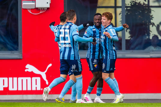 Djurgårdens spelare jublar med Mohamed Buya Turay