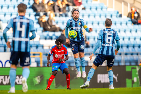 Djurgårdens Kevin Walker och Helsingborgs Mamudu Moro