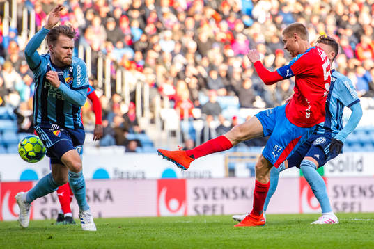Djurgårdens Jacob Une Larsson och Helsingborgs Markus