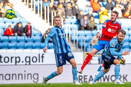 Helsingborgs Rasmus Jönsson provar skott förbi