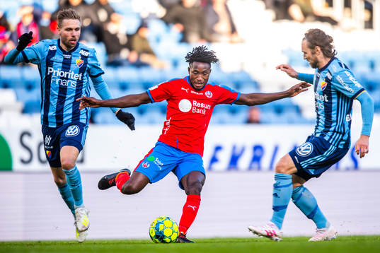 Helsingborgs Mamudu Moro i en kamp mot Djurgårdens