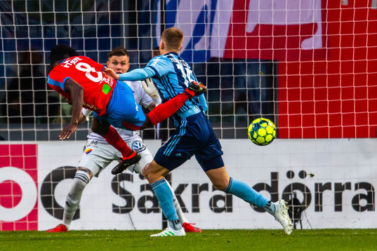 Helsingborgs Mamudu Moro med en målchans mot Djurgårdens