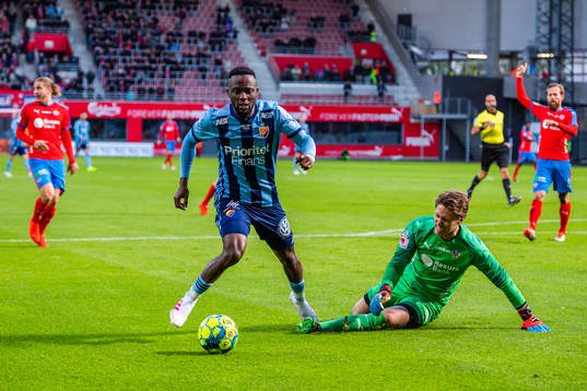 Djurgårdens Mohamed Buya Turay och Helsingborgs målvakt