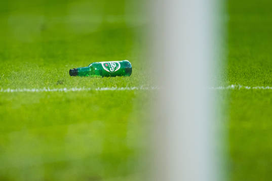 Inkastad flask på planen