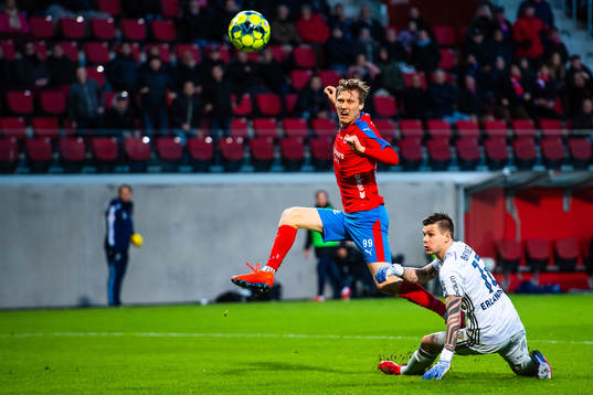 Helsingborgs Andri Bjarnason med målchans bakom