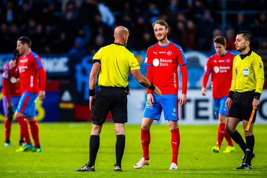 Helsingborgs Rasmus Jönsson i samtal med Domare Stefan