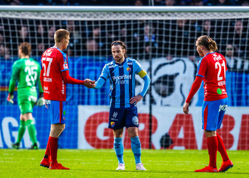 Helsingborgs Markus Holgersson och Charlie Weberg tackar