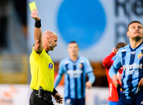 Domare Stefan Johannesson ger gult kort till Djurgårdens