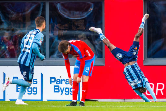 Djurgårdens Fredrik Ulvestad och Mohamed Buya Turay jublar