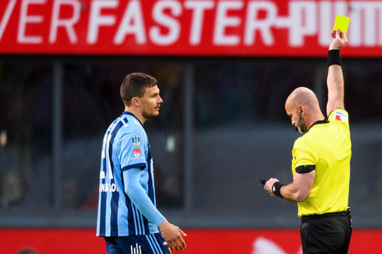 Djurgårdens Erik Berg deppar när domare Stefan