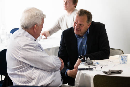 Deltagare diskuterar