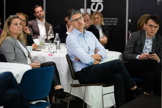 Deltagare följer konferensen Avspark! Tillsammans för