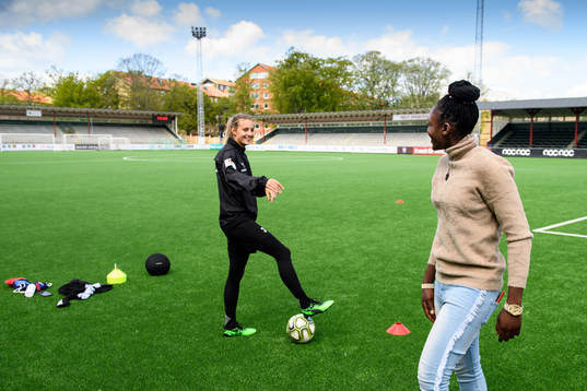 FC Rosengårds nyförvärv Anam Imo hälsar på Nathalie