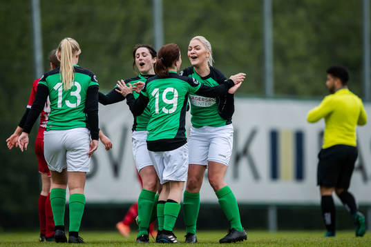 Husies Alexandra Rosenberg jublar med Julia Barte