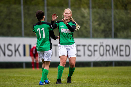 Husies Rezen Yzden jublar med Moa Lindén