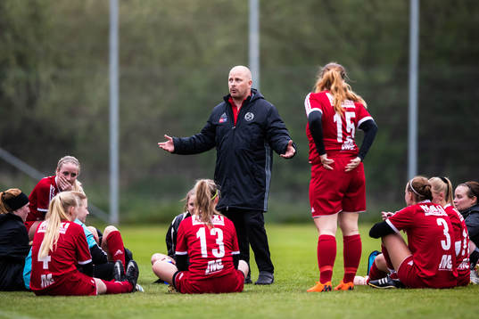 Gislövs tränare Erik Ahlgren instruerar spelarna i halvtid