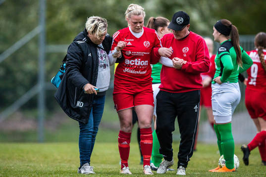 Gislövs Lina Nilsson får hjälp av planen